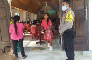 Bhabinkamtibmas Lermatang Ikuti dan Amankan Ibadah Minggu di Gereja Bethel Jemaat GPM Lermatang