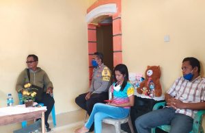 Bhabinkamtibmas Lermatang hadir amankan Giat Pertemuan Panitia Pilkades bersama Balon Kades