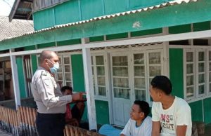 Sambangi beberapa Pemuda, Bhabinkamtibmas Lorulun Ajak jaga Situasi Kamtibmas di Desa