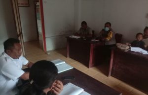 Bhabinkamtibmas Lorulun Ikuti Rapat BPD terkait Pembagian BLT