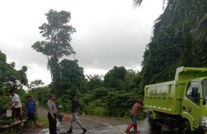 Sambangi Pertugas Pembuang Sampah Bhabinkamtibmas Ajak buang sampah sesuai tempat