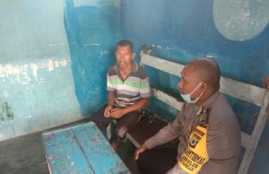 Sambangi Keluarga Manu Fambrene, Bhabinkmatibmas Lorulun ajak Patuhi Protokol Covid – 19