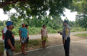 Bhabinkamtibmas Lorulun, Sambangi Warga yang hendak ke kebun dan Himbau Patuhi Protokol Covid-19
