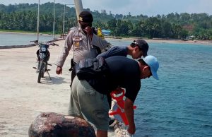 Bhabinkamtibmas Adodo Molu Dampingi Karyawan PT. APK Makassar Mengukur Kedalaman Pelabuhan Kecamatan Molu Maru
