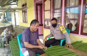 Bhabinkamtibmas Olilit Timur Sambangi Para Pengrajin Anyaman Daun Atap