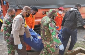 Bhabinkamtibmas Olilit Barat bersama Tim Basarnas bantu Giat Evakuasi Korban Laka laut yang hilang
