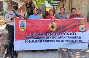 Bhabinkamtibmas Olilit Barat Laksanakan Sosialisasi Perpres No 87 Tahun 2016 tentang Satgas Saber Pungli di Rumah Bapak Dani Fanumby
