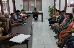 Bhabinkamtibmas Olilit Barat Amankan Sidang Adat Desa terkait Masalah Bapak Titus Rananmase bersama Keluarga