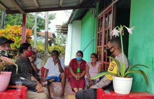 Sambangi Bapak Anton Fenanlampir Bhabinkamtibmas Olilit Barat sampaikan Adaptasi Kebiasaan Baru