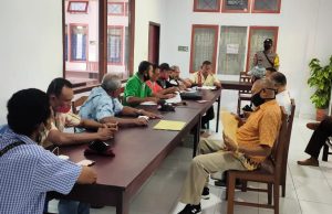Bhabinkamtibmas Olilit Barat Giat Pengamanan Sidang Adat Pengukuran Lahan Desa