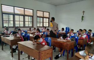 Giat Police Go to School Bhabinkamtibmas Olilit Timur bahas kenakalan Remaja kepada Siswa