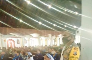 Bhabinkamtibmas Olilit Timur Ikuti dan Amankan Ibadah Minggu di Gereja Paroki Ratu Rosario Suci Olilit Timur