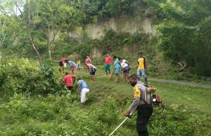 Bhabinkamtibmas Olilit Timur dalam Giat Bakti Sosial