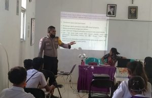 Bhabinkamtibmas Olilit Timur dalam Giat Police Go To School pada SMAK Santo Lukas Olilit Timur