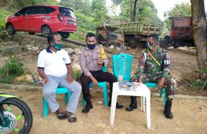 Sambangi Tim Relawan, Bhabinkamtibmas Olilit Timur sampaikan New Normal.