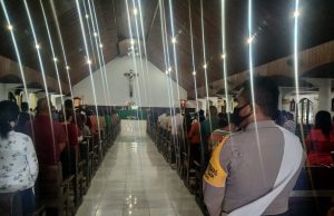 Bhabinkamtibmas Olilit Timur ikuti dan amankan Ibadah Minggu Paroki Ratu Rosario Suci Olilit Timur