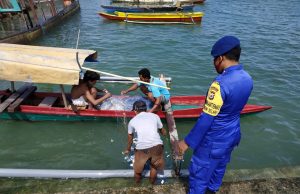Bhabinkamtibmas Perairan Selaru sambangi warga jaring Ikan dan himbau Patuhi Protokol Kesehatan Pencegahan Covid – 19