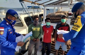 Bhabinkamtibmas Perairan Selaru Sambangi KM. Mutiara Bahari