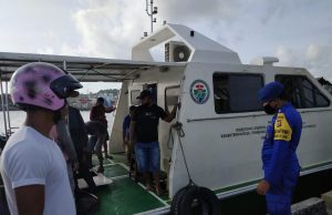Sambangi KM. Jasi Bhabinkamtibmas Perairan Selaru himbau Patuhi Protokol Kesehatan Covid-19