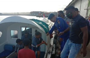 Bhabinkamtibmas Perairan Tanimbar Selatan Awasi Bongkar-Muat KM. Dausa