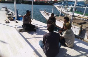 Bhabinkamtibmas Perairan Tanimbar Selatan Sambangi Nahkoda dan ABK Kapal Pencari Telur Ikan