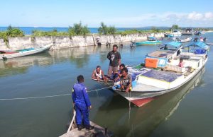 Sambangi Nelayan Pesisir Pantai Pasar baru Bhabinkamtibmas Perairan Saumlaki himbau Perhatikan Keselamatan saat Melaut