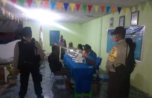 Bhabinkamtibmas Ritabel dan Personil Samapta Polres MTB amankan Giat Pembagian BST di Desa Ritabel
