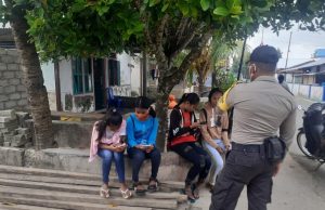 Bhabinkamtibmas Ritabel Giat Sambang dan Sampaikan Adaptasi Kebiasaan baru