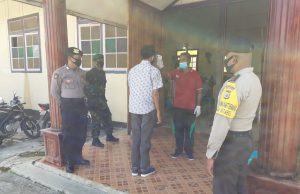 Bhabinkamtibmas Ritabel bersama personil Polsek Larat amankan Giat Rapat Koordinasi Rekonsiliasi Pimpinan Jemaat Sekecamatan Tanimbar Utara Raya