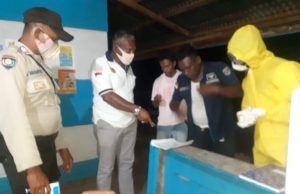 Bhabinkamtibmas Ritabel awasi Giat Pengukuran Suhu Tubuh warga