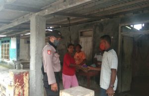 Sambangi warga dirumah, Bhabinkamtibmas Sangliat Krawain sampaikan tentang New Normal