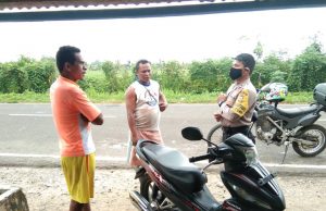Bhabinkamtibmas Sangliat Krawain Sambangi Warga dan Sampaikan Binluh terkait Adaptasi Kebiasaan Baru