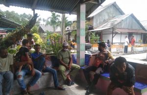 Sambangi Bapak Paulinus Batlayeri, Bhabinkamtibmas Sangliat Krawain Sampaikan Protokol Covid -19