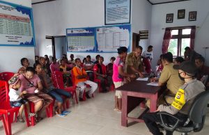 Bhabinkamtibmas Sangliat Dol Amankan Pembagian BLT
