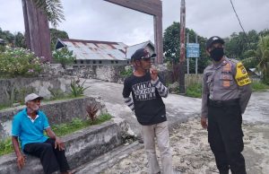 Bhabinkamtibmas Sangliat Dol Sambangi warga dan berikan sosialisasi New Normal