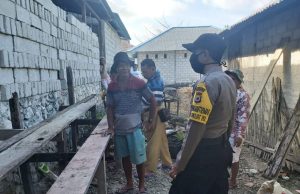Bhabinkamtibmas Sangliat Dol Sambangi Warga Pengrajin Rak Bunga