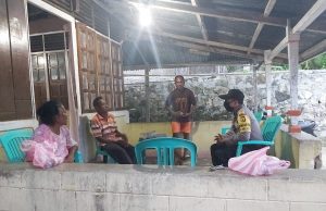 Bhabinkamtibmas Sangliat Dol Sambangi Bapak Aloysus Lamere Binluh Adaptasi kebiasaan baru