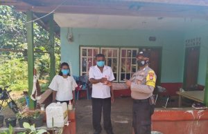 Bhabinkamtibmas Sifnana Amankan Penyaluran Bantuan Masker Dan Sabun Cuci Tangan