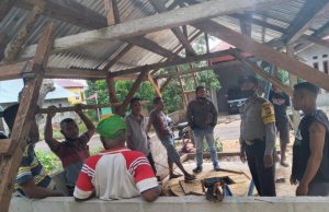 Sambangi warga Desa Sifnana, Bhabinkamtibmas sampaikan New Normal