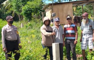 Bhabinkamtibmas Sifnana Amankan Pengukuran Lahan Milik Bapak Sipe Ratuanak