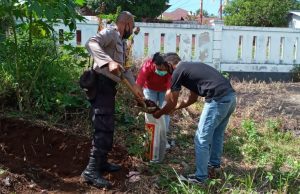 Bhabinkamtibmas Sifnana bersama Pemdes dan PKK Giat Bhakti Sosial dan Sosialisasikan New Normal