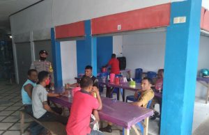 Sambangi warga di warung, Bhabinkamtibmas Sifnana Binlun New Normal