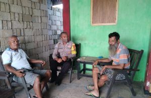 Kunjungi Bapak Agustinus Ratuanak, Bhabinkamtibmas Sifnana sampaikan “Adaptasi Kebiasaan Baru”