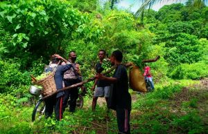 Sambangi Warga yang baru pulang Kebun Bhabikamtibmas Sofyanin Ajak Patuhi Protokol Kesehatan Covid-19