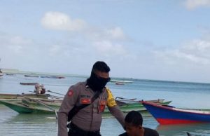 Sambangi warga yang baru pulang Melaut, Bhabinkamtibmas Werain Himbau Jaga Keselamatan dalam Melaut