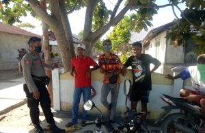Giat “Adaptasi Kebiasaan Baru” Bhabinkamtibmas Werain kepada Warga