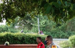 Sambangi seorang warga Desa, Bhabinkamtibmas Ilngei Barat Ajak Patuhi Protokol Covid-19