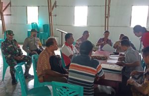 Bhabinkamtibmas dan Babinsa Wowonda mengamankan pemberkasan Administrasi Calon Kepala Desa.