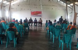 Bhabinkamtibmas Wowonda dan Babinsa amankan Giat Sosialisasi Bahaya Covid – 19 di Desa