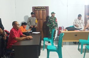 Sinergitas Bhabinkamtibmas dan Babinsa Wowonda Amankan Giat Pembagian BST